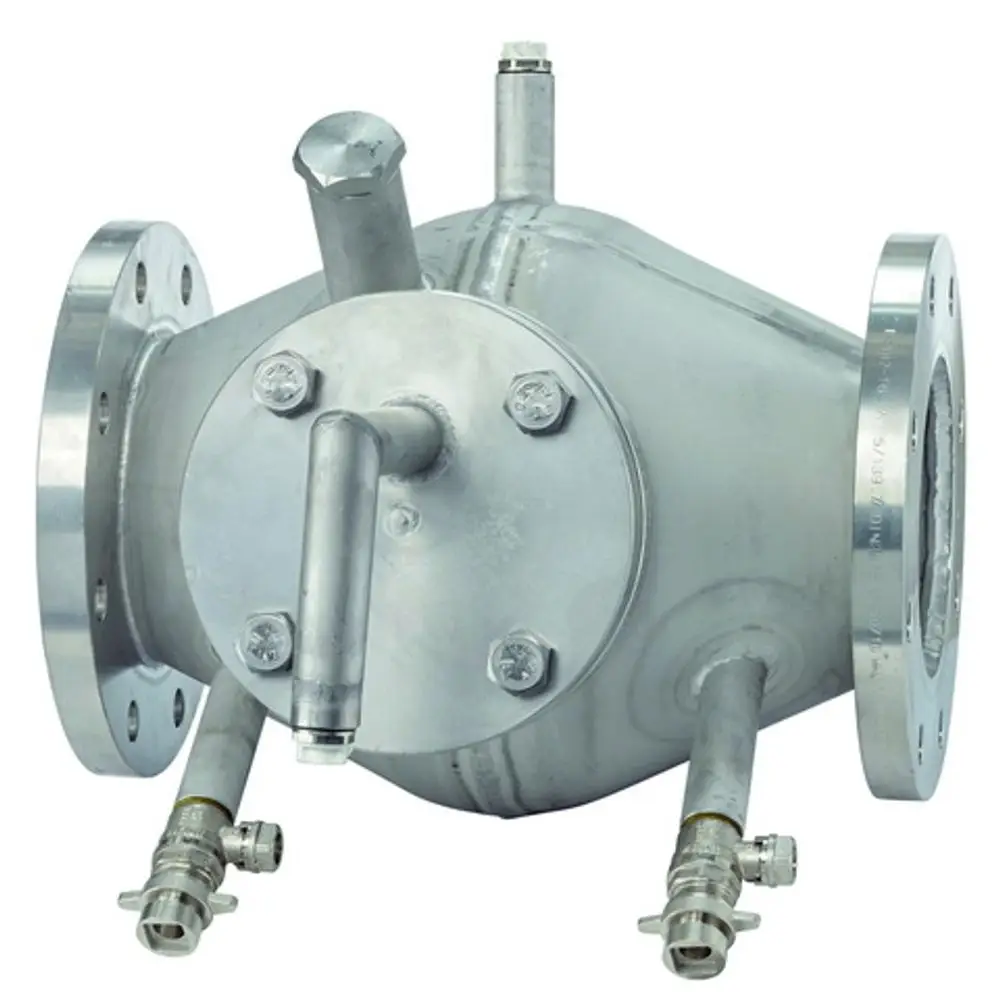 Edelstahlbehälter mit mehreren Anschlüssen für die Installation, möglicherweise zur Abscheidung von Verunreinigungen, erkennbar als Produkt von IMI Hydronic Engineering.